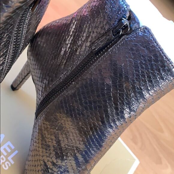 MICHAEL KORS DOROTHY Booties - Picture 5 of 7